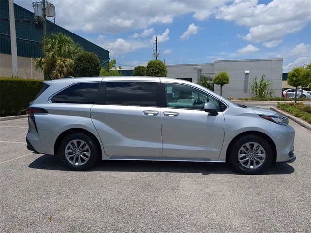 2023 Toyota Sienna LE