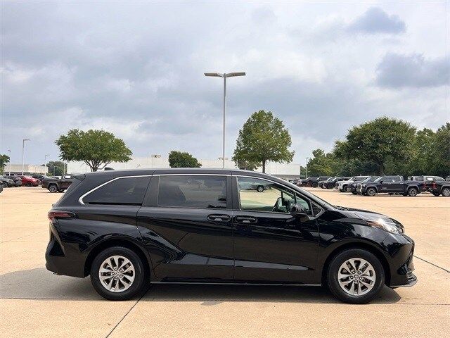 2023 Toyota Sienna LE