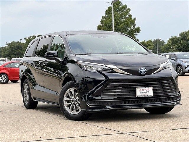 2023 Toyota Sienna LE