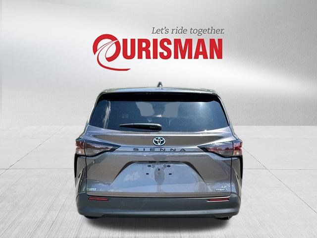 2023 Toyota Sienna LE