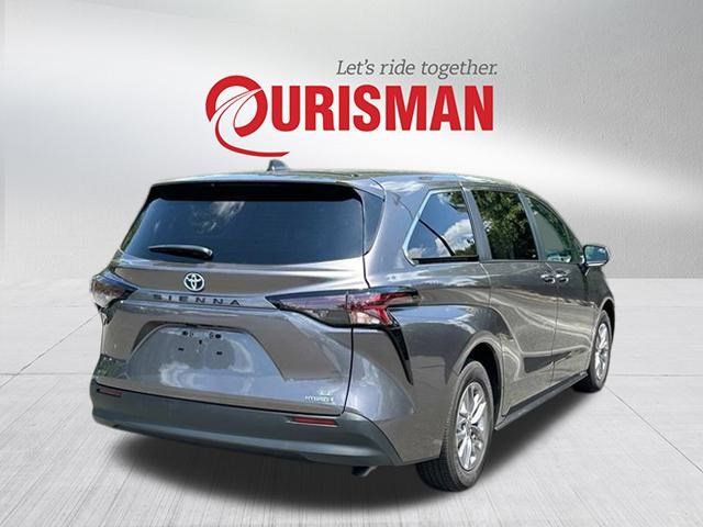 2023 Toyota Sienna LE