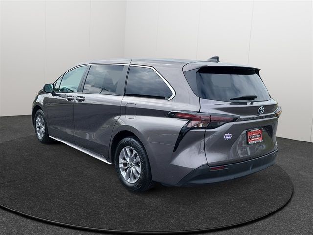 2023 Toyota Sienna LE