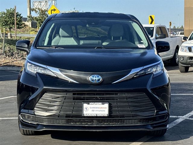 2023 Toyota Sienna LE