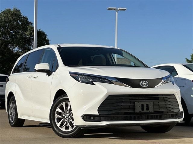 2023 Toyota Sienna LE