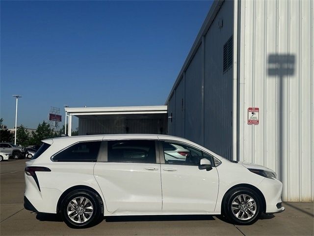 2023 Toyota Sienna LE