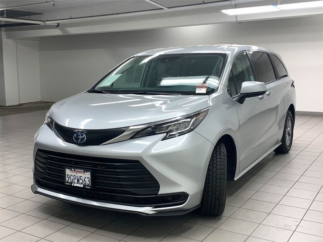 2023 Toyota Sienna LE