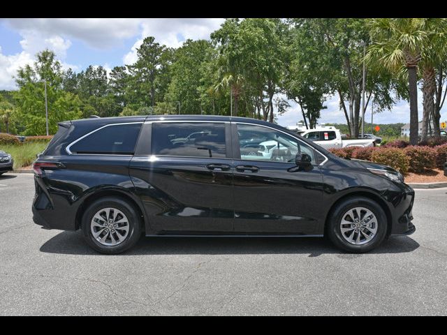 2023 Toyota Sienna LE