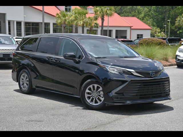 2023 Toyota Sienna LE