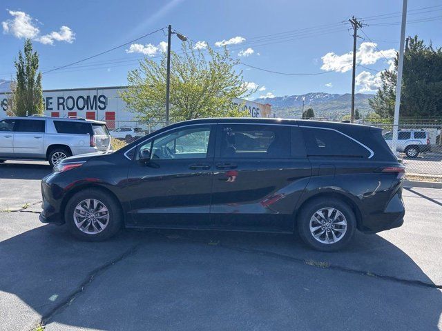 2023 Toyota Sienna LE