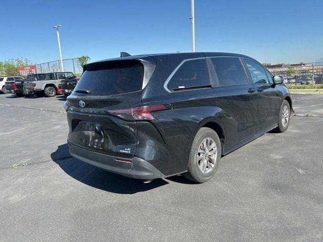 2023 Toyota Sienna LE
