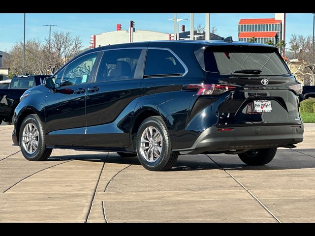 2023 Toyota Sienna LE