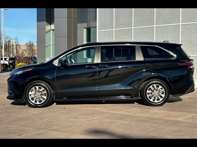 2023 Toyota Sienna LE