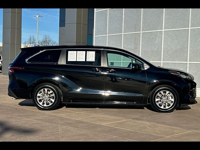 2023 Toyota Sienna LE