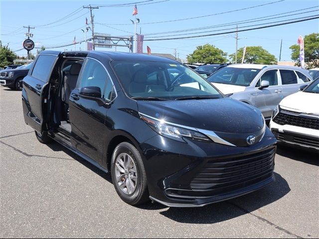 2023 Toyota Sienna LE