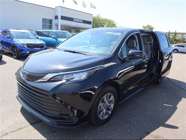 2023 Toyota Sienna LE