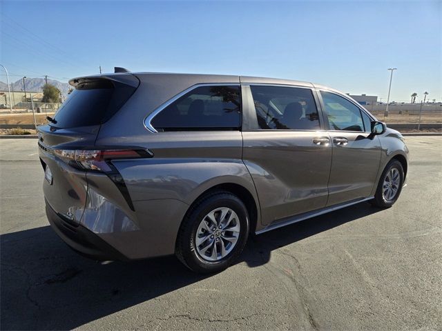 2023 Toyota Sienna LE