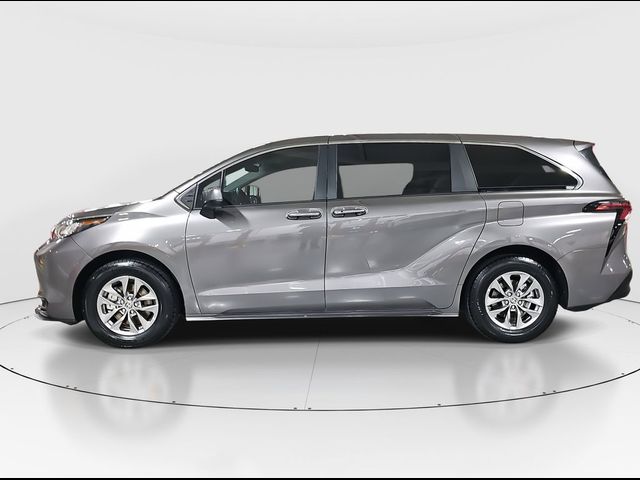 2023 Toyota Sienna LE