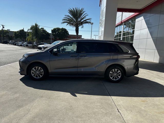 2023 Toyota Sienna LE