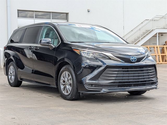 2023 Toyota Sienna LE