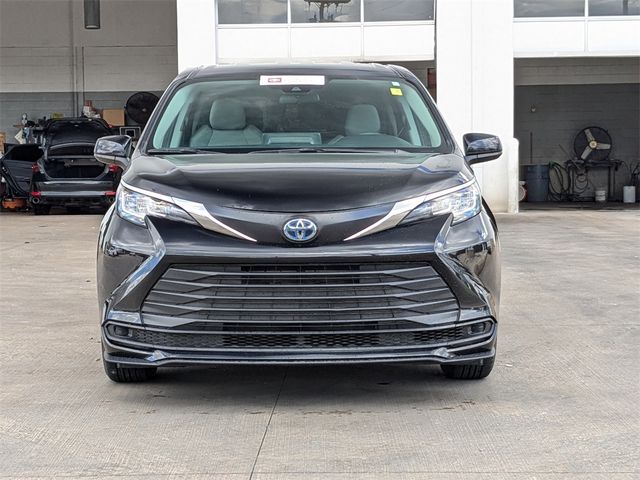 2023 Toyota Sienna LE