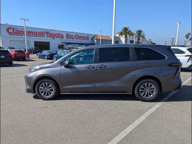 2023 Toyota Sienna LE