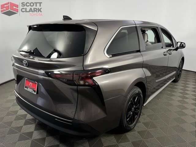 2023 Toyota Sienna LE