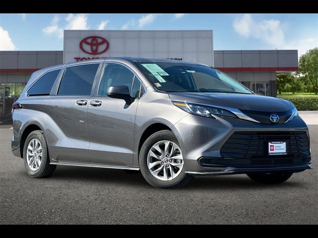 2023 Toyota Sienna LE