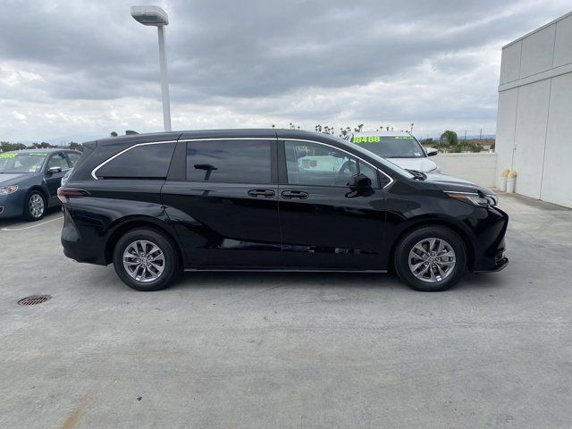 2023 Toyota Sienna LE