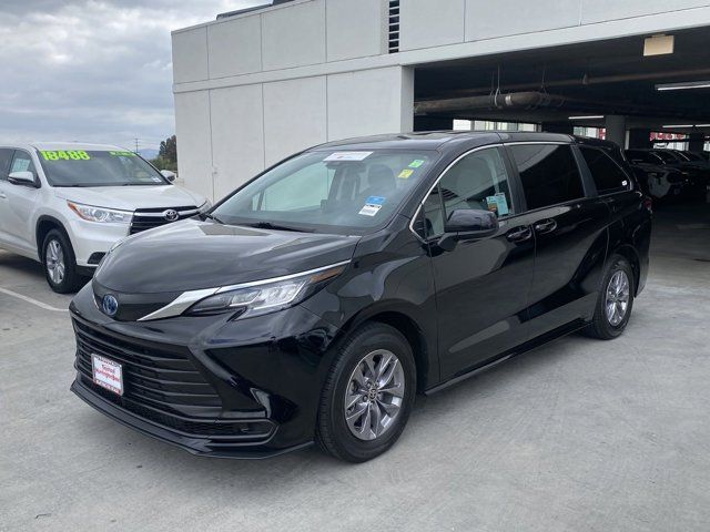 2023 Toyota Sienna LE