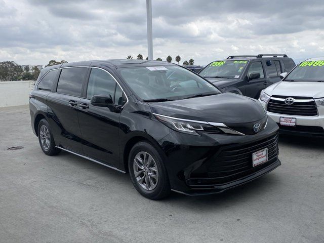 2023 Toyota Sienna LE