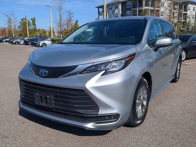 2023 Toyota Sienna LE