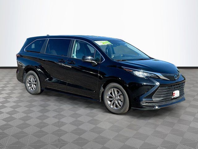 2023 Toyota Sienna LE