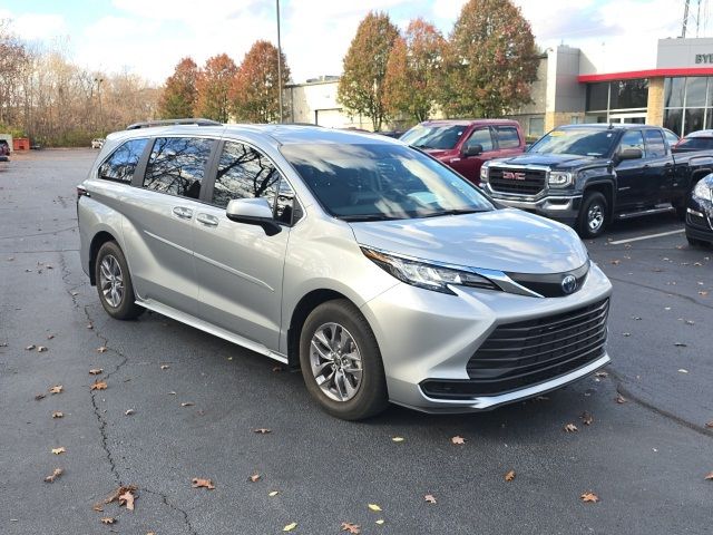 2023 Toyota Sienna LE