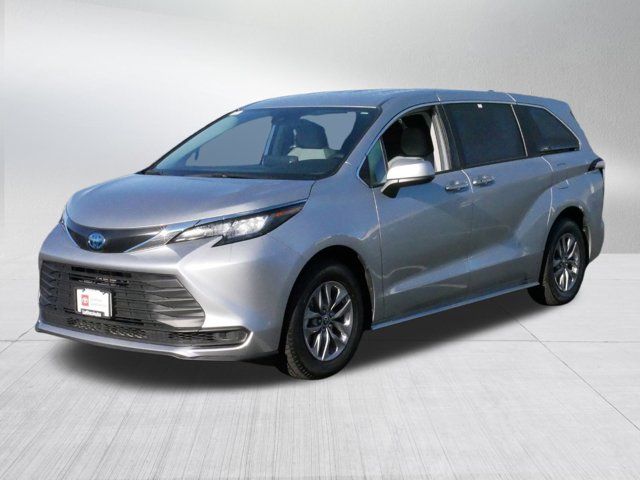 2023 Toyota Sienna LE