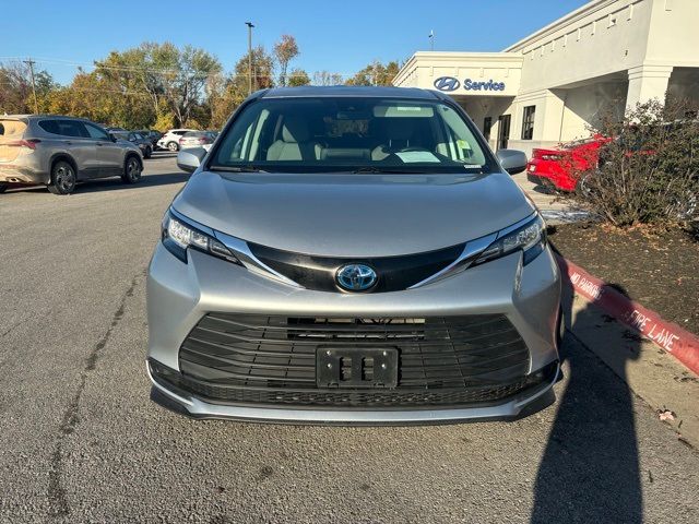 2023 Toyota Sienna LE