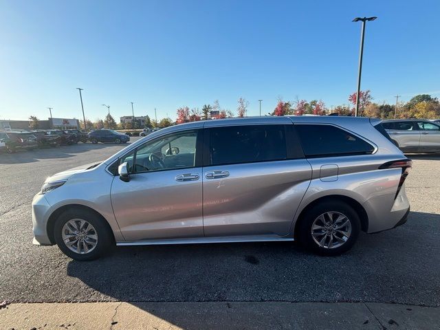 2023 Toyota Sienna LE