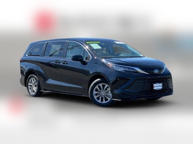 2023 Toyota Sienna LE