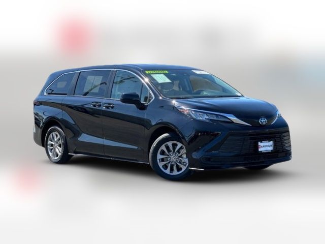 2023 Toyota Sienna LE