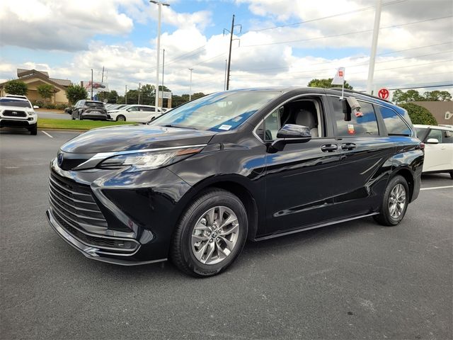 2023 Toyota Sienna LE