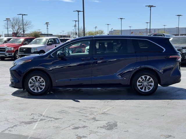 2023 Toyota Sienna LE