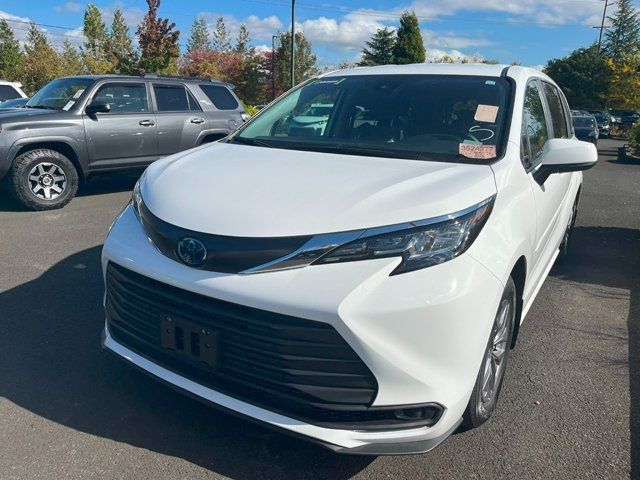 2023 Toyota Sienna LE