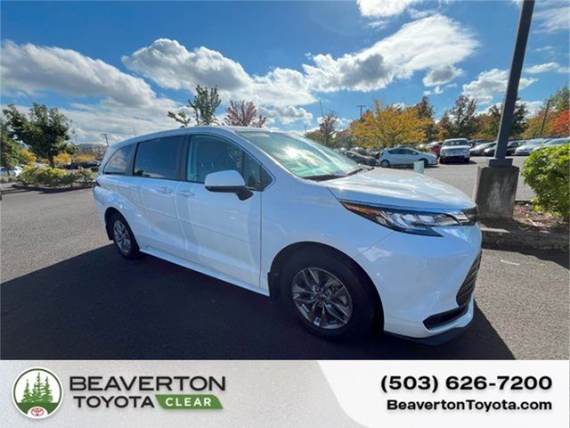 2023 Toyota Sienna LE