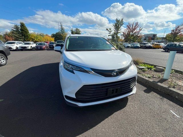 2023 Toyota Sienna LE