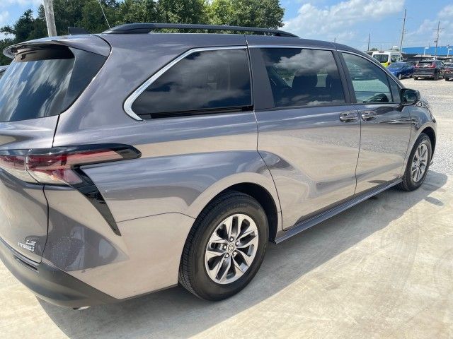 2023 Toyota Sienna LE