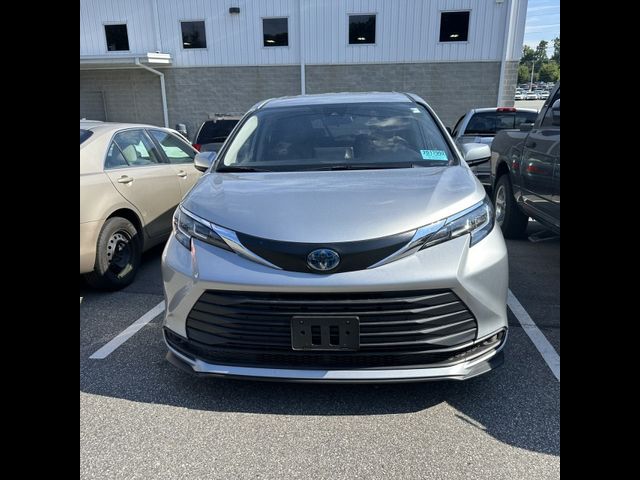 2023 Toyota Sienna LE