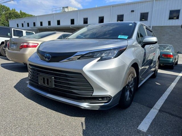 2023 Toyota Sienna LE