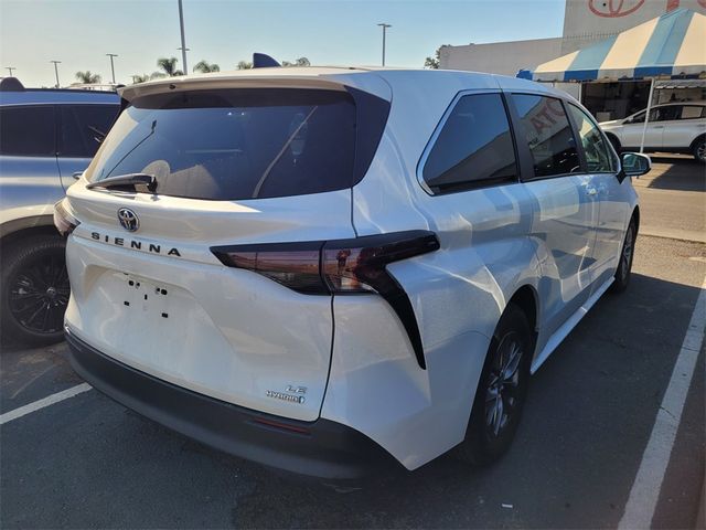 2023 Toyota Sienna LE