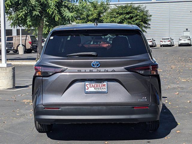 2023 Toyota Sienna LE