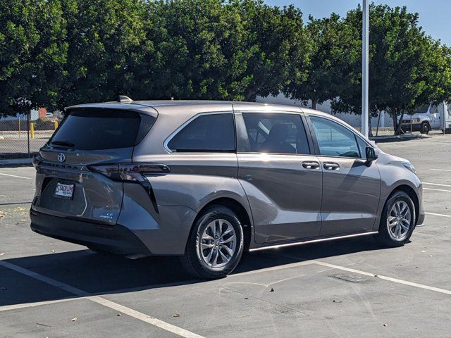 2023 Toyota Sienna LE