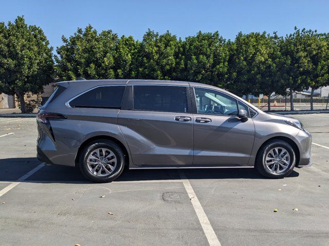 2023 Toyota Sienna LE